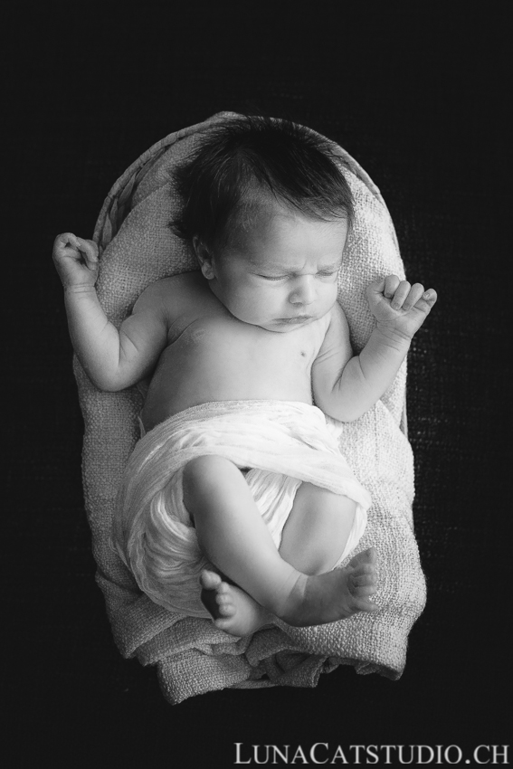 newborn photographer lausanne Elio