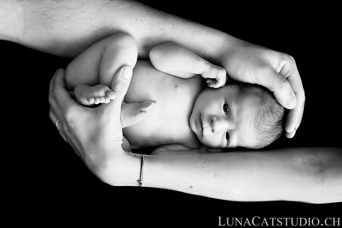 photographe naissance pontarlier bebe noir et blanc parents