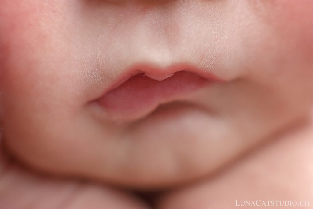 photographe nouveau-né détail bouche bébé