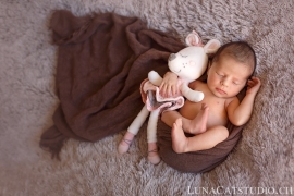 photographe naissance pontarlier bébé peluche